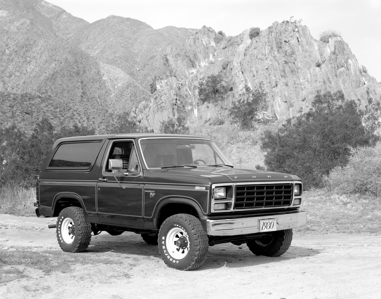 La segunda generación de la Ford Bronco tuvo una vida muy corta ya que estaba basada en una camioneta que ya venía de salida. Cuando la Serie-F fue sustituida por un modelo totalmente nuevo en 1980, también lo fue la segunda generación de la Bronco que apenas tenía dos años en el mercado. En la imagen vemos a la Ford Bronco 1980 de tercera generación.