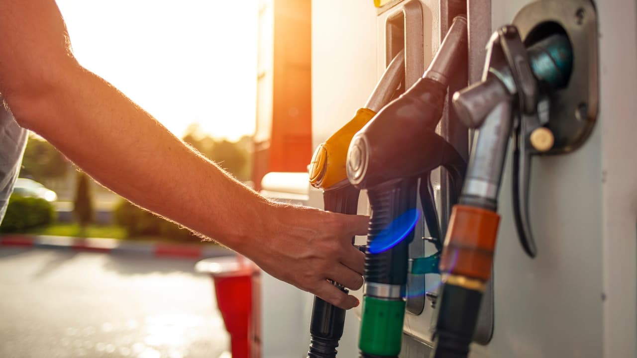 <h3 class="cms-H3-H3">AAA: para entender si el precio que ves es caro o normal</h3> La organización AAA (American Automobile Association) 
<b>publica todos los días el promedio del precio de la gasolina</b> en Texas y en cada ciudad: 
<a href="https://gasprices.aaa.com/" target="_blank">haz clic aquí</a>
<br>Esto no siempre te dice cuál estación es la más barata, pero 
<b>sí te ayuda a entender el mercado. </b>
<br>💡 Por ejemplo: Si el promedio en Texas es $3.12 por galón y ves una estación en $2.99, 
<b>probablemente estás frente a un buen precio. </b>
<br>👉🏻 AAA también tiene una herramienta llamada 
<i>Gas Price Finder </i>donde 
<b>puedes escribir tu ZIP code o tu ciudad para ver los precios</b> cercanos: 
<a href="https://cluballiance.aaa.com/public-affairs/gas-information" target="_blank">haz clic aquí</a>