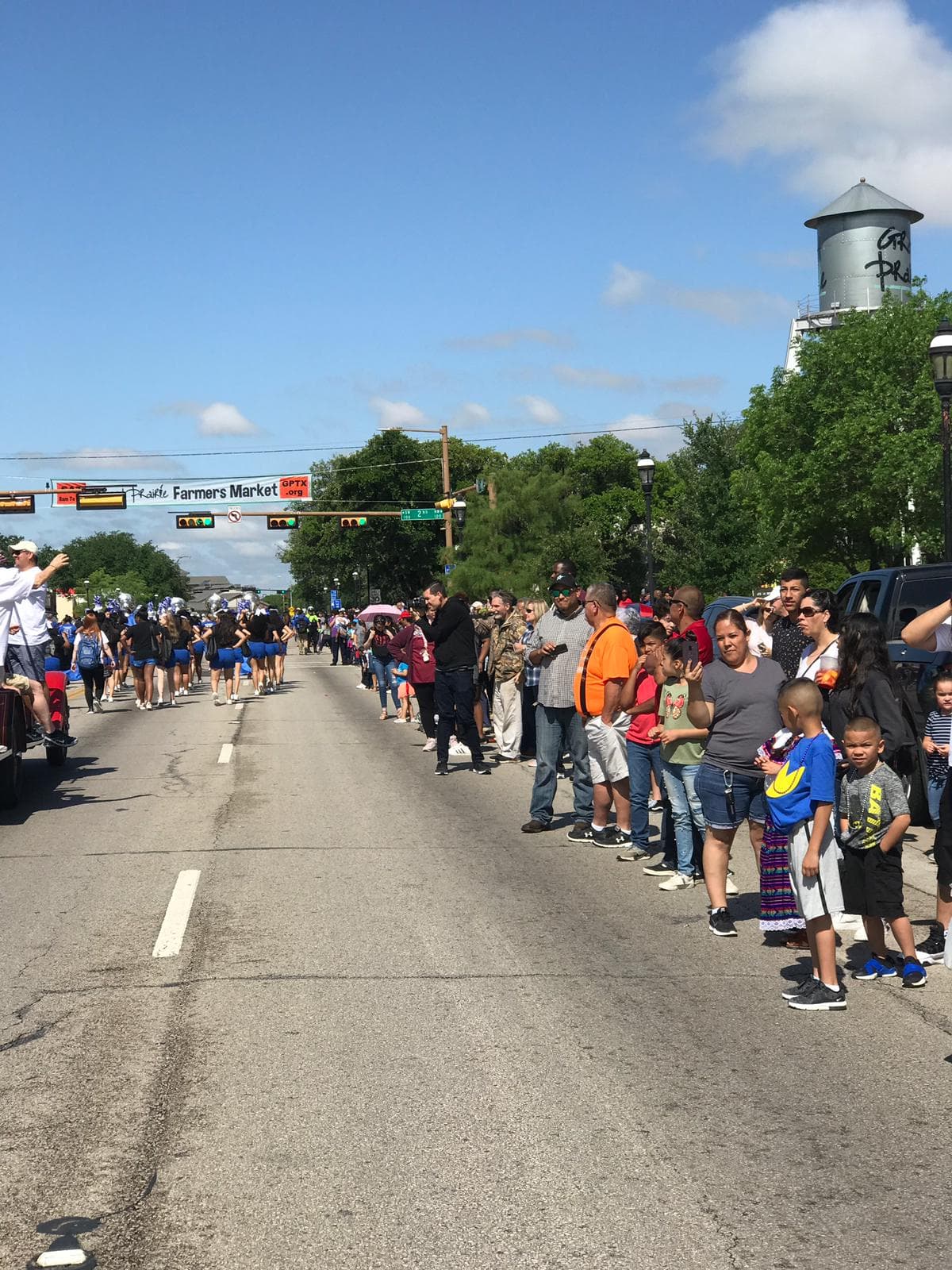 Cientos esperaban que pasara la caravana para saludar durante la gran celebración.
