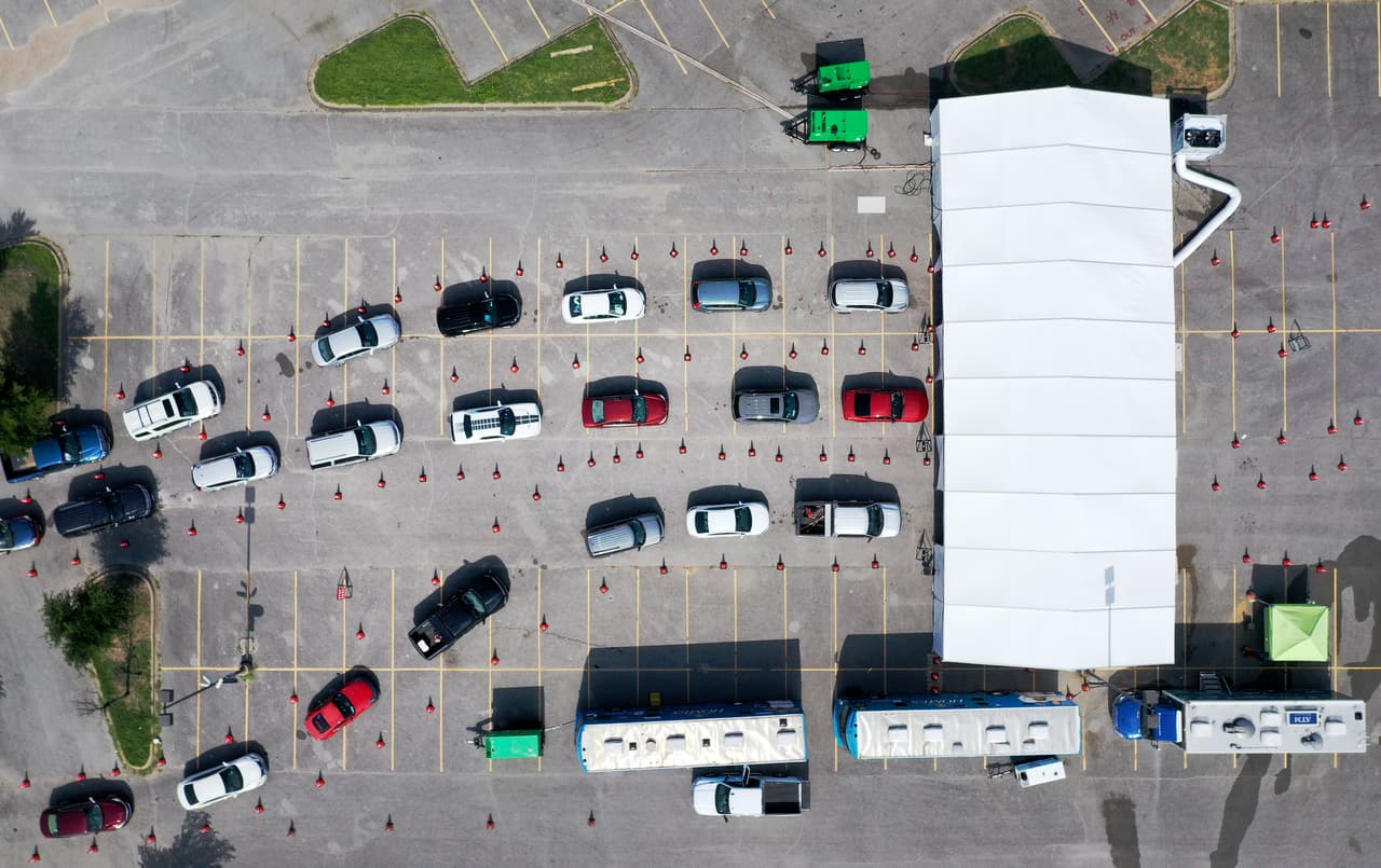 A finales de junio Abbott decidió retractarse y decretó la obligatoriedad de usar mascarillas en casi todo el estado. “Los médicos nos dijeron en su momento que esto sería un desastre”, dijo Clay Jenkins, juez del condado Dallas. “Una vez más, el gobernador actúa con lentitud. Ahora se ve obligado a hacer las cosas que le exigimos hiciera en el último mes y medio”.
<br>
<br>La imagen muestra una vista aérea de carros en fila en un centro de exámenes de covid-19 en la ciudad de Dallas, el 2 de julio.