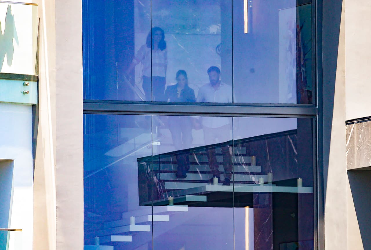 Lynda entró a ver la mansión junto con el actor y la cantante mientras revisaban cada detalle. 
<br>