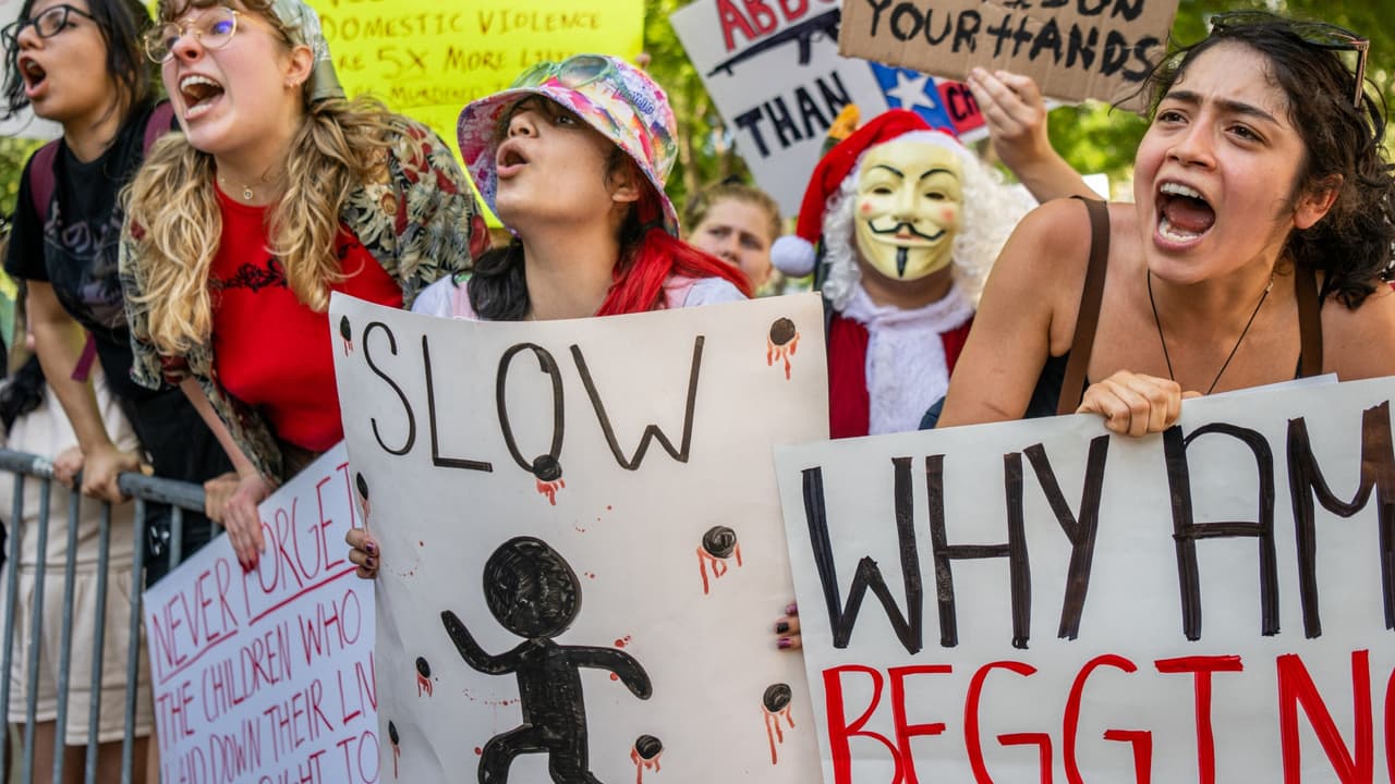 Celebran la convención de la Asociación Nacional del Rifle entre protestas por la masacre de Uvalde