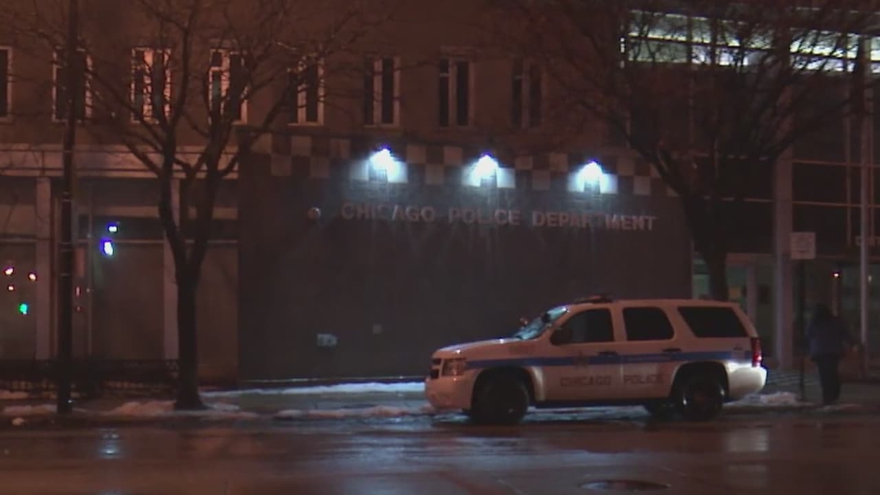 Evacúan estación de Policía de Chicago tras explosión en cuarto de computadoras