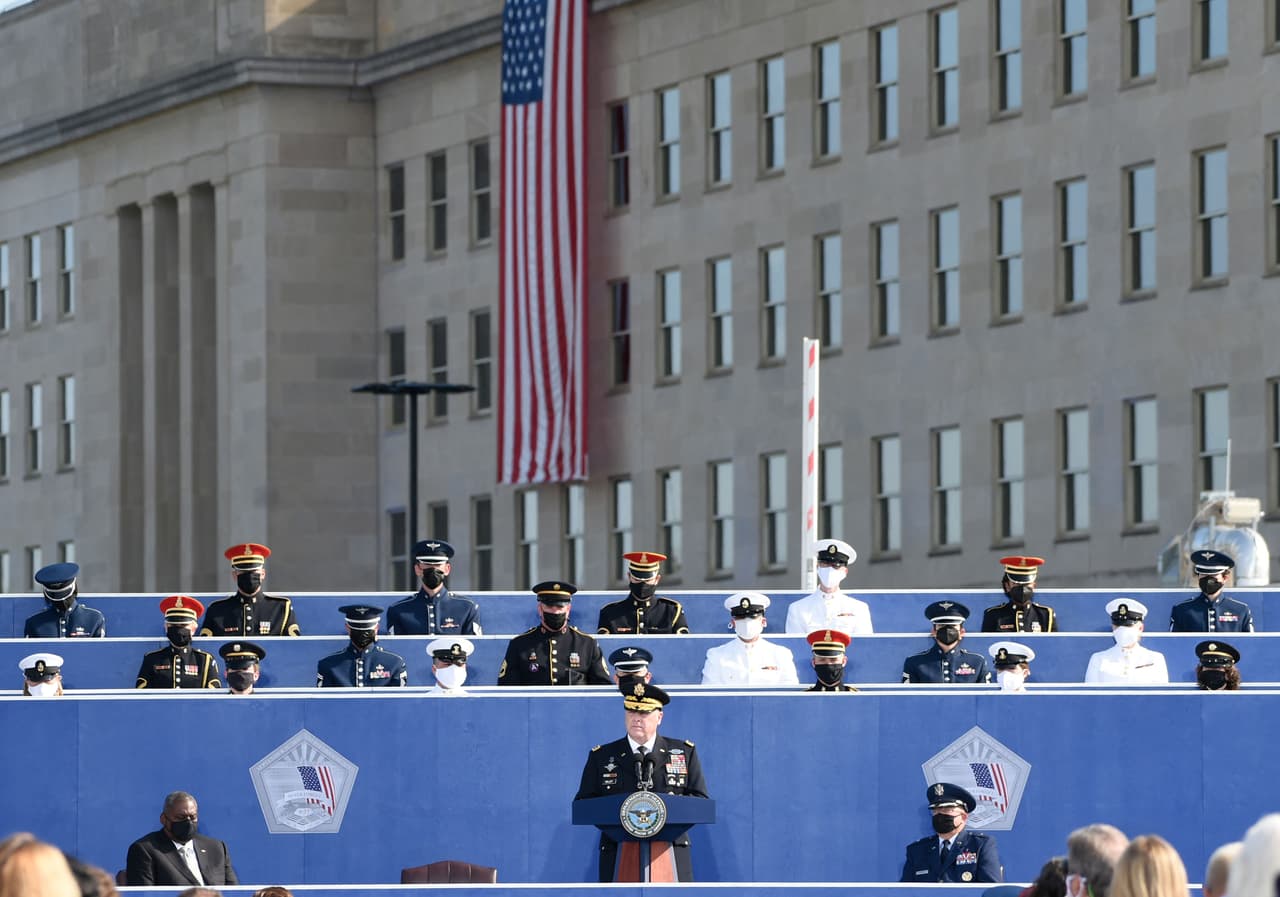 El jefe del Estado Mayor Conjunto de Estados Unidos, el general Mark Milley, habla durante una ceremonia para conmemorar el 20 aniversario de los ataques del 11 de septiembre, en la fachada oeste del Pentágono en Washington, DC el 11 de septiembre de 2021.