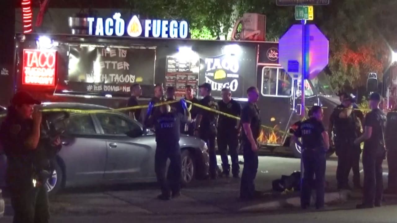 Cuatro personas compraban comida en Taco Fuego y los balearon a todos desde un carro