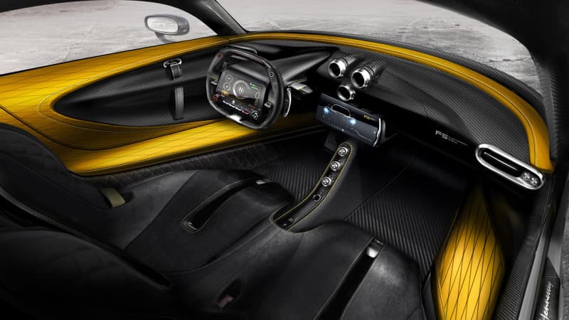 <b>Hennessey Venom F5</b>
<br>El interior del Hennessey Venom F5 está plagado de fibra de carbono expuesta. Además de ello encontramos muchas de las superficies cubiertas por cuero alcántara. Este tipo de combinación de materiales es típica de los hiperautos para destacar características deportivas, modernas y ligeras.