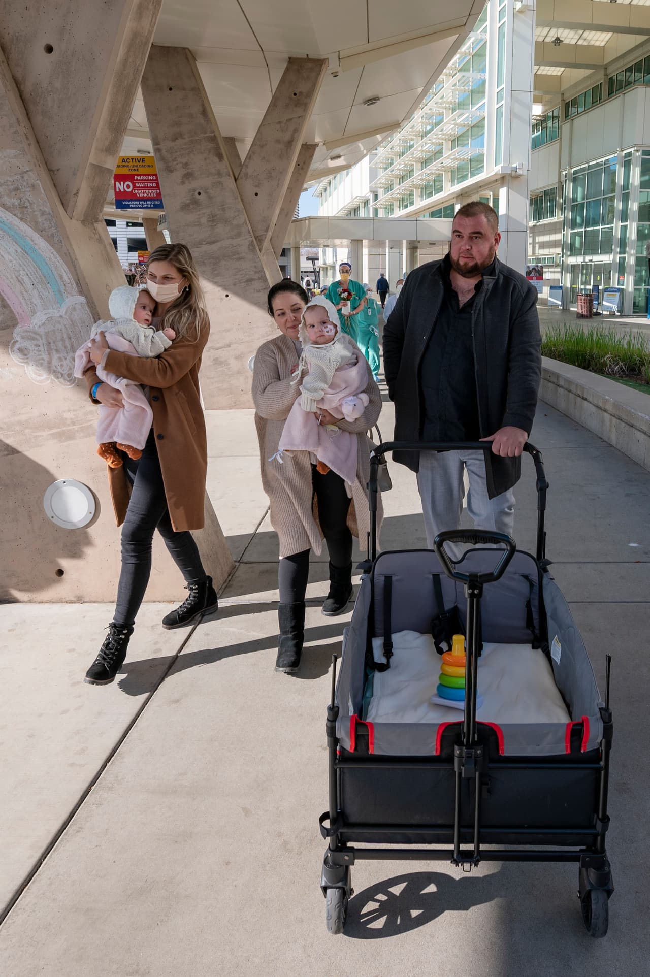 Las hermanas gemelas Abigail y Micaela Bachinskiy se van a su casa tras una cirugía para separarlas y varias semanas de recuperación en UC Davis Medical Center.