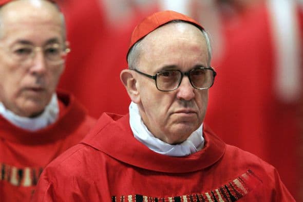 El nuevo papa fue elegido en la quinta votación del cónclave para decidir el sucesor de Benedicto XVI, que comenzó en la capilla Sixtina del Vaticano y al que asistieron 115 cardenales procedentes de 50 naciones.