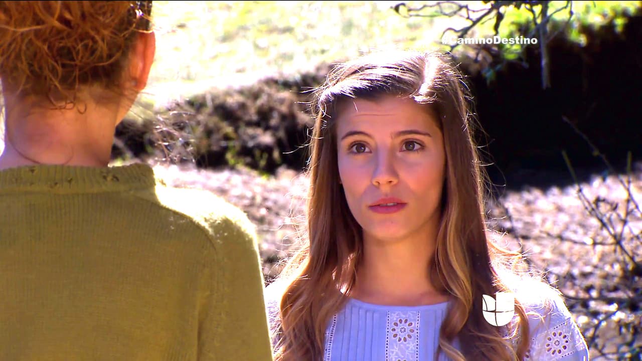 En Un Camino Hacia El Destino, Camila sigue decidida a conquistar a Carlos y ahora se convirtió en rival de amores de Fernanda, pues no se tocó el corazón para confesarle que besó a su novio.
