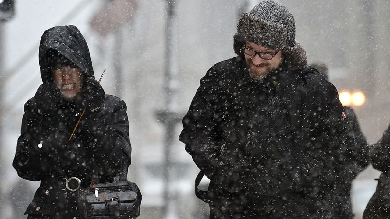 Nieve y frío extremo se convierten en un problema diario para los residentes de Chicago que enfrentan otro día gélido
