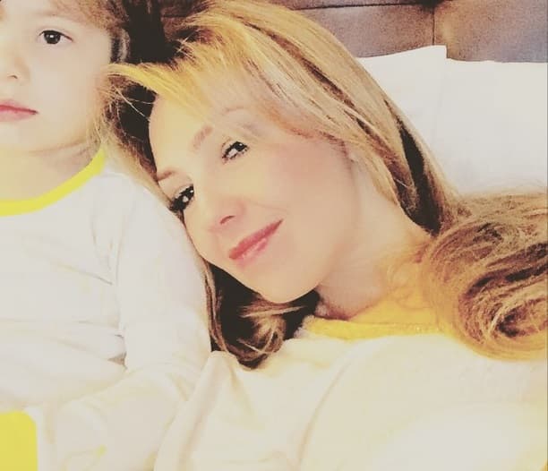 Y tampoco olvidó recordar a su fallecida madre con esta conmovedora imagen en donde aparece junto a su pequeño hijo.