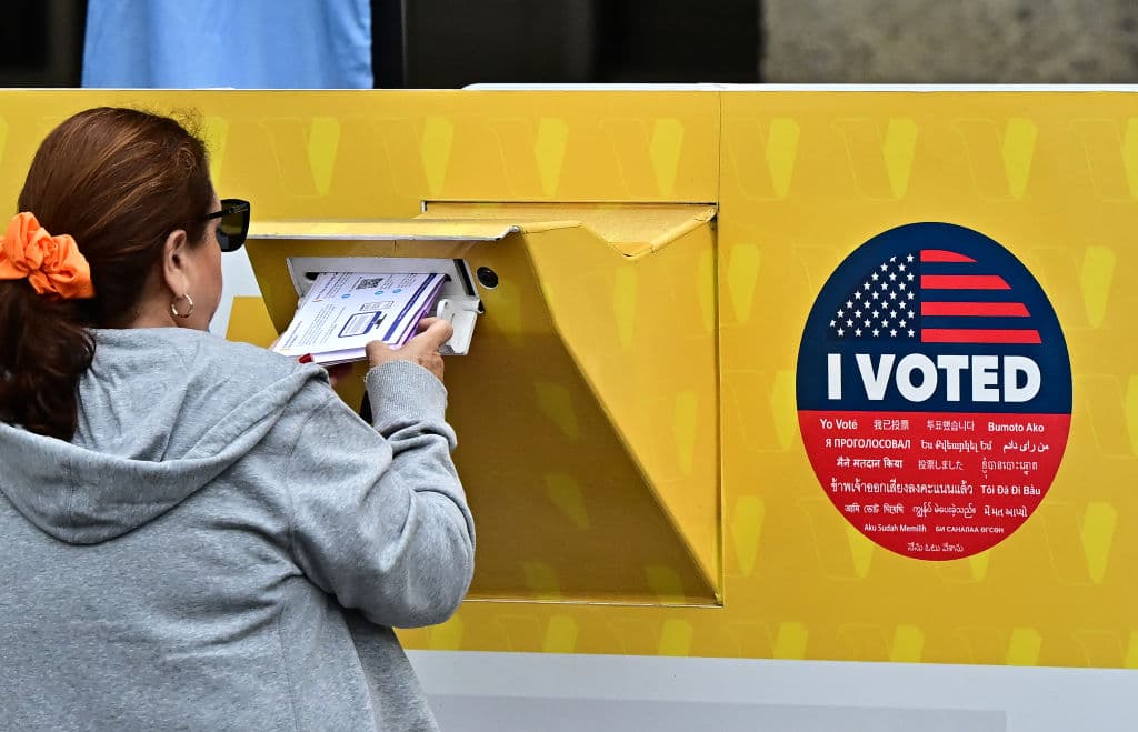 ¿Puede Trump realmente eliminar el voto por correo y las máquinas de votación?
