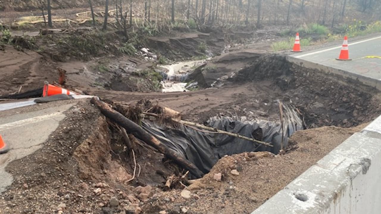Lluvias dañan Autopista 89 y provocan su cierre en el Condado de Alpine