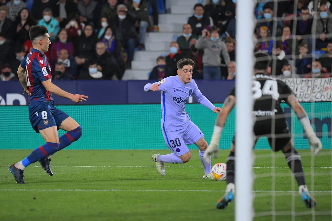 Barcelona venció al Levante con anotaciones de Pierre-Emerick Aubameyang, Pedri y Luuk de Jong; por los locales marcaron Morales y Melero, ambos por la vía del penal. Si bien anotaron dos tantos desde los 11 pasos, los granotas falllaron uno.