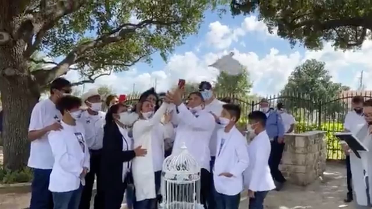 Luego se liberaron varias palomas más que acompañarían al bebé Nick en su camino al cielo.