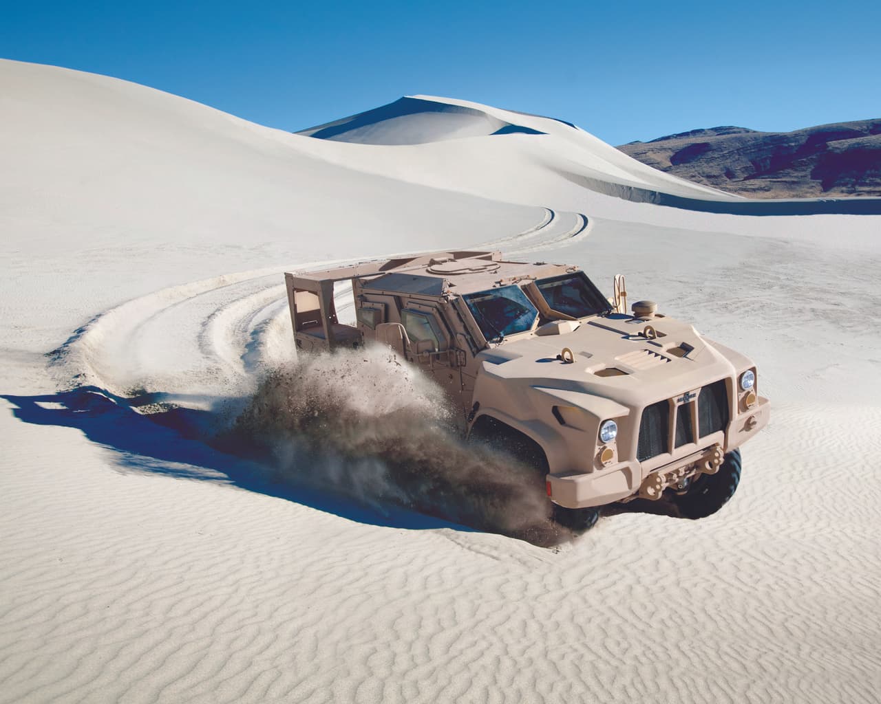 El vehículo de Oshkosh cuenta con tecnología de absorción de explosiones MRAP (Mine Resistant Ambush Protected).