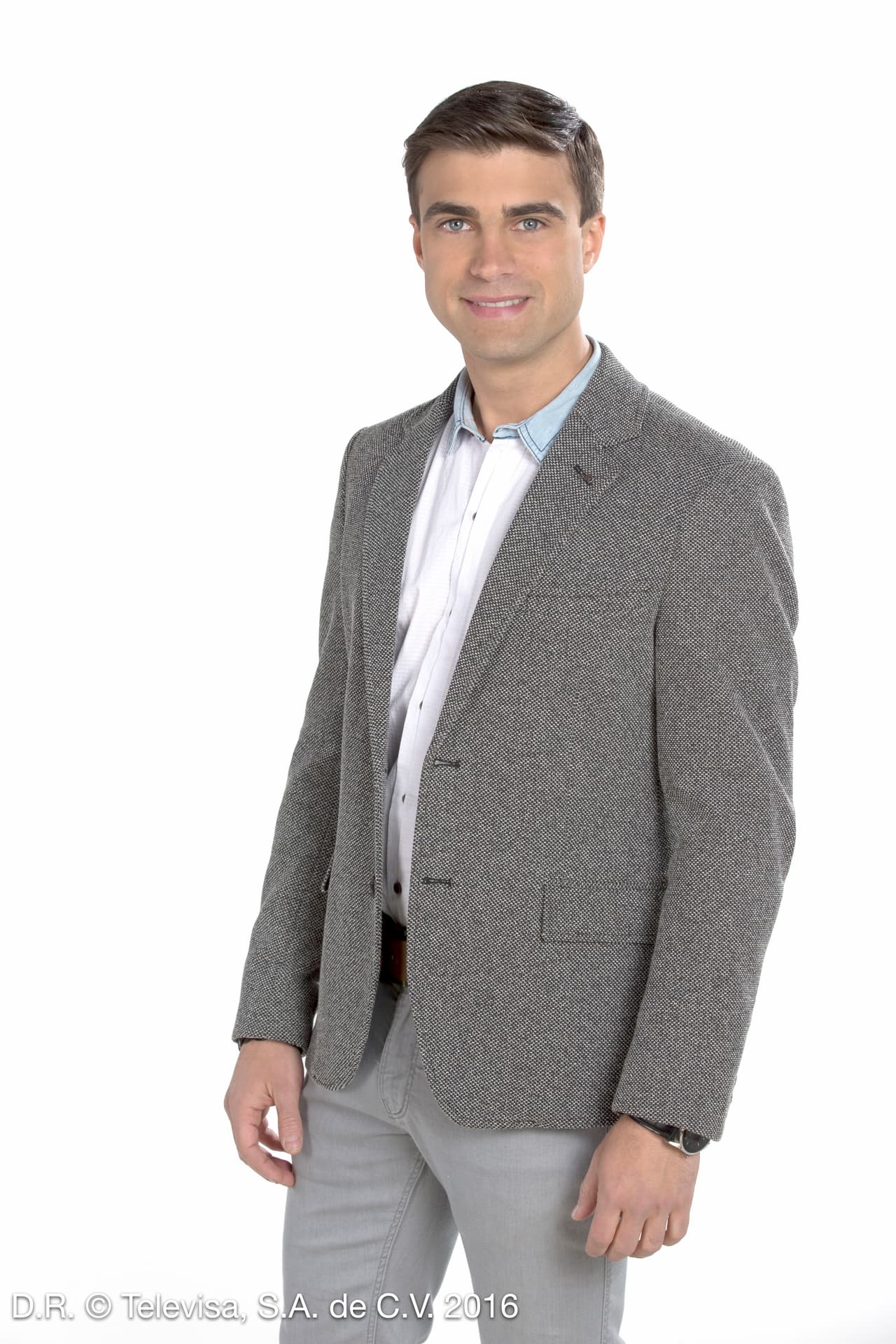 Su galán dentro de la historia será interpretado por Santiago Ramundo quien sólo de verlo derrite a cualquiera.