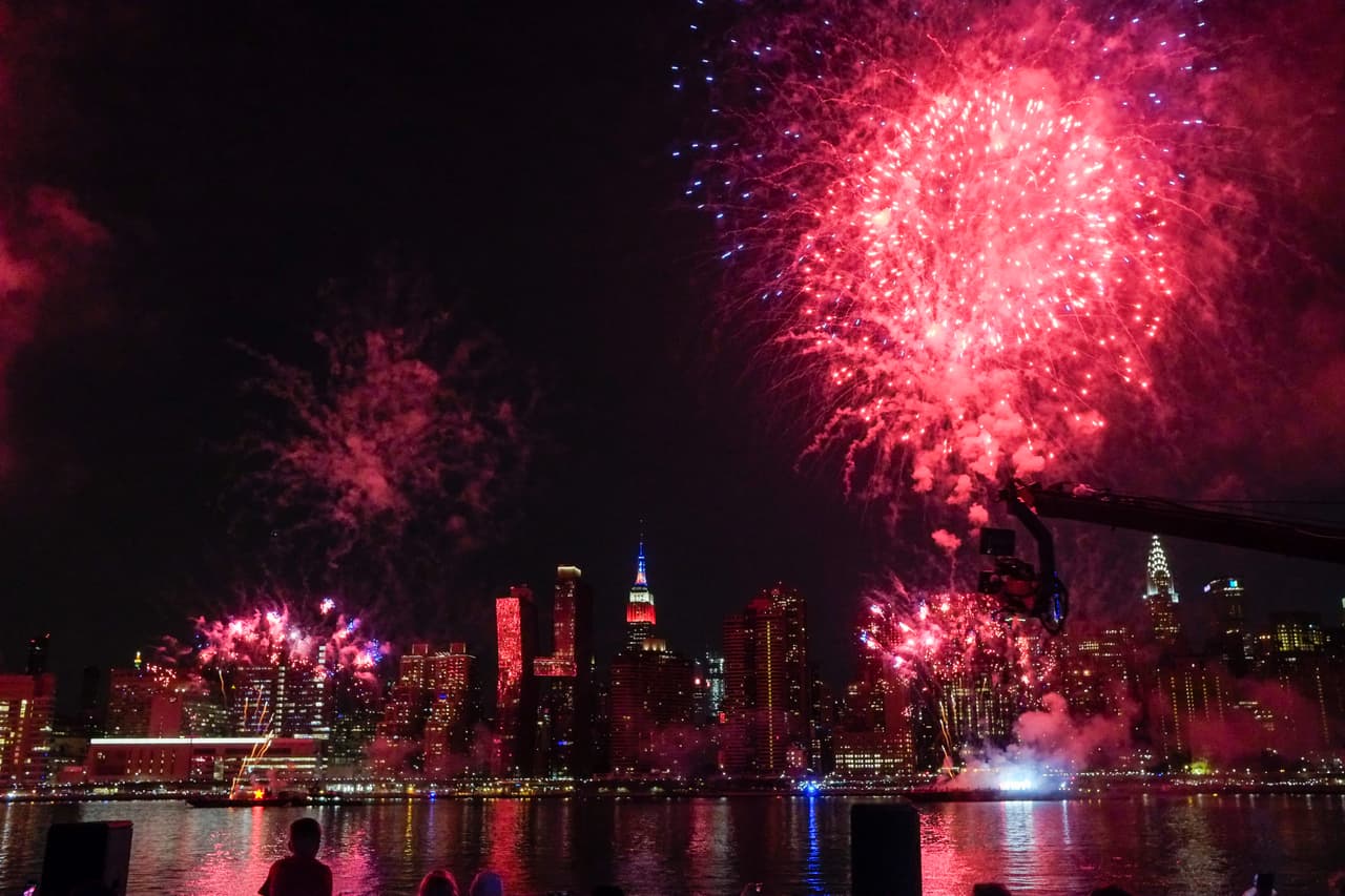 La celebración convoca cada año a más de 3,000,000 de espectadores quienes se colocan a lo largo del East River para apreciar los fuegos pirotécnicos.