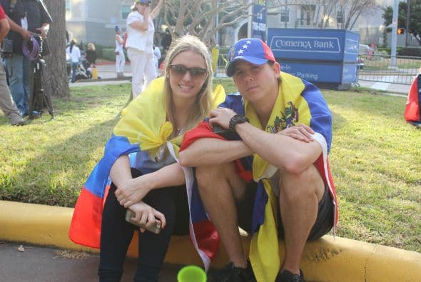 A cantos y gritos pidieron paz y libertad en la calle Westheimer, una de las más transitadas de Houston. 