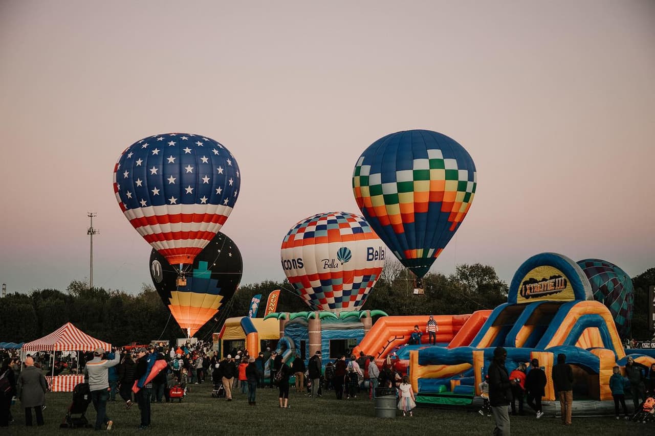 Habrá una zona de niños, con juegos y paseos, incluyendo trenes, brincolines, paredes de roca y zip line.