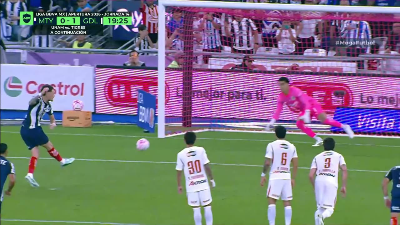 ¡Tala Rangel se viste de héroe! El tapatío le ataja un penal al Lucas Ocampos con vuelo impecable