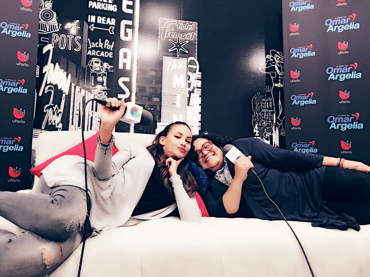 Entre entrevistas, Argelia y La Jefa tomaban un descanso en nuestro lindo sillón.