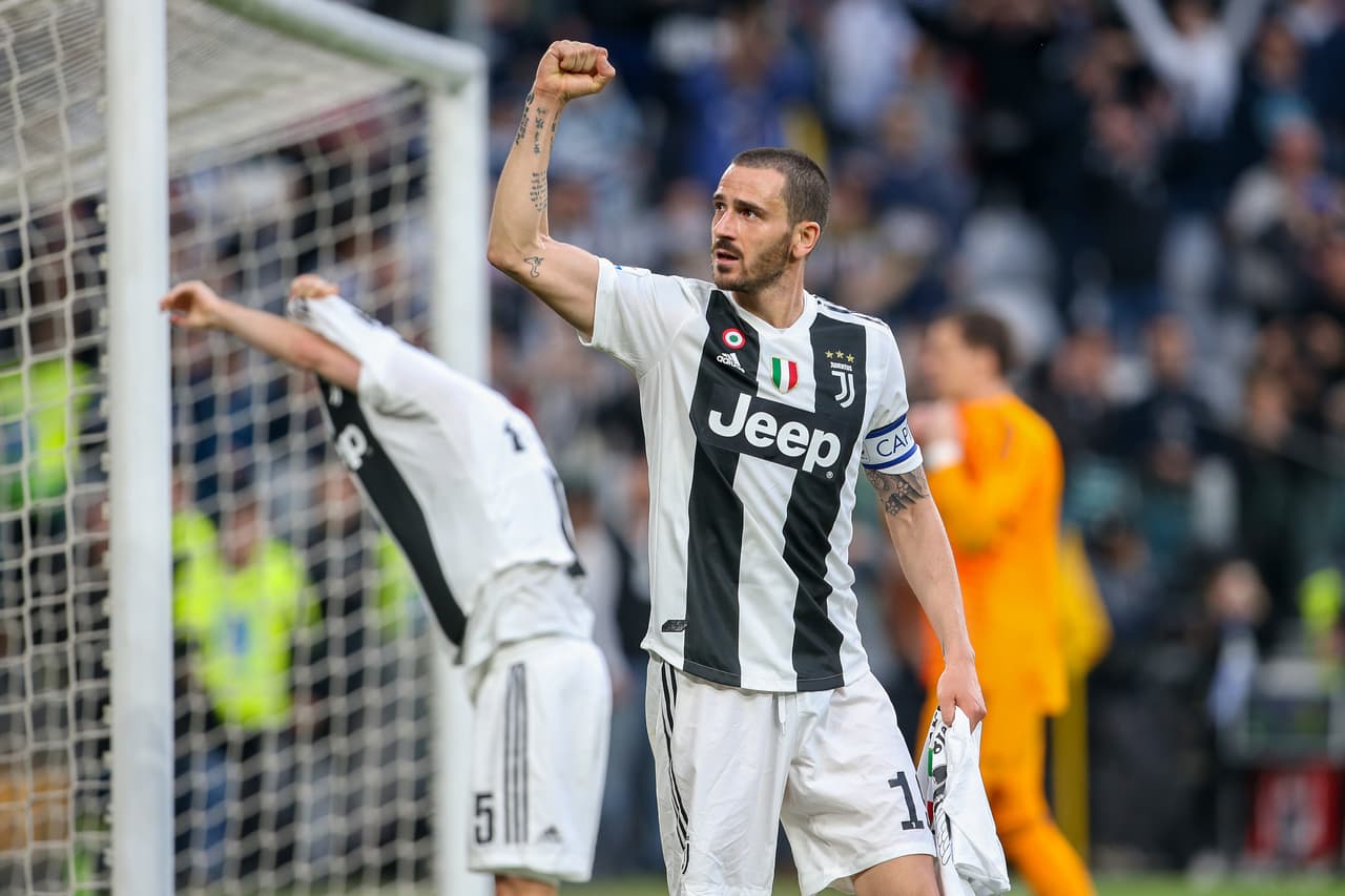 Al finalizar el juego ante la Fiorentina, que ganaron por 2-1, los jugadores, cuerpo técnico y colaboradores de la Juventus saltaron al césped de su estadio para celebrar el scudetto número 35 en su historia y el octavo consecutivo. Entre champagne, agua y espuma se vivió la fiesta de la Vecchia Signora en Turín.