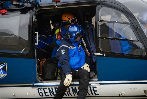 Se trata de establecer un “puente aéreo” para conectar a la zona a unos 400 gendarmes y militares, así como 300 bomberos. (Ministerio del Interior francés/DICOM/F. Pellier).