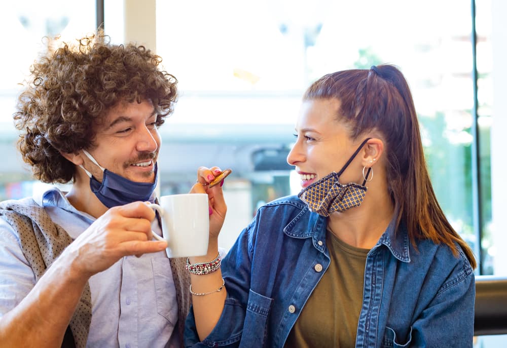 Una buena noticia en el aspecto sentimental. Algo que solo pensabas que era un sueño se convierte en hermosa realidad y cantarás feliz como gallo anunciando cada mañana que ya llegó la hora del amor.