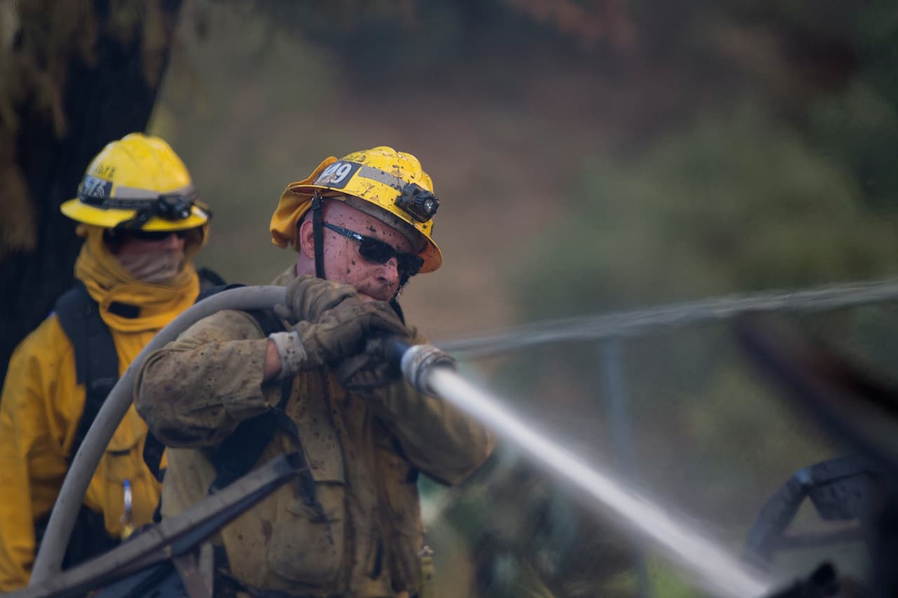 Evacúan cientos de viviendas por incendio en San Bernardino
