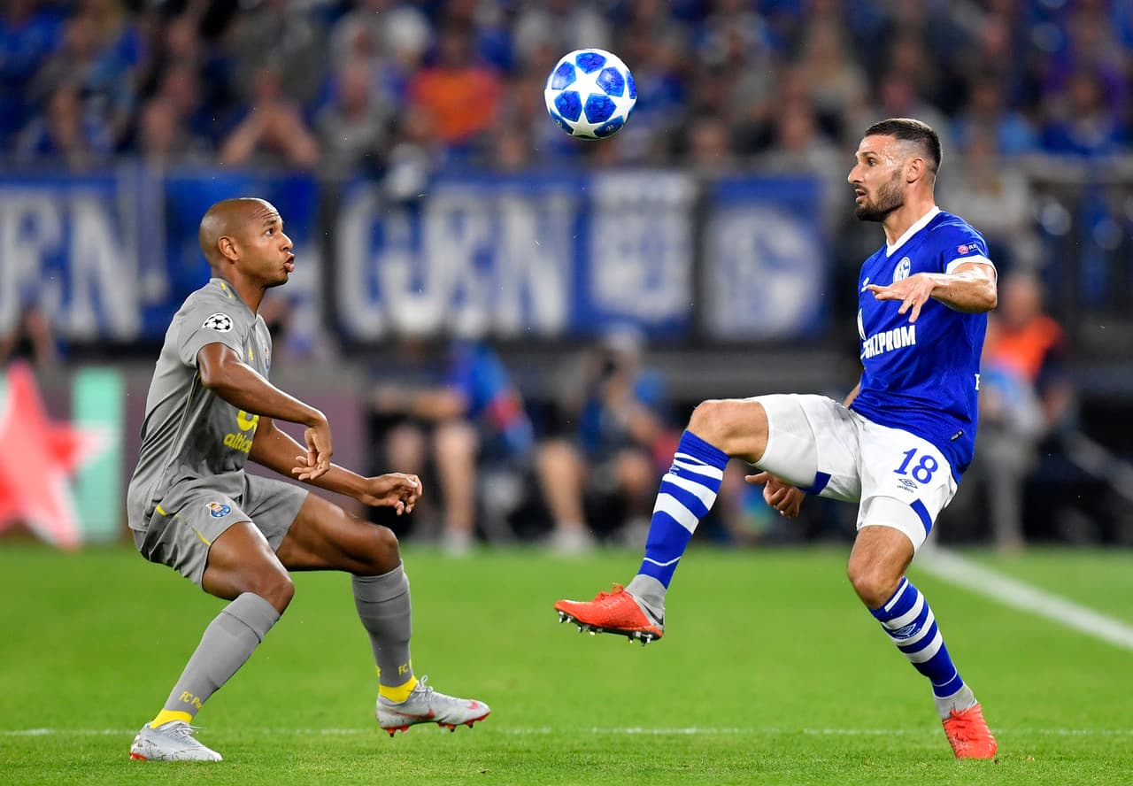 Los primeros minutos fueron de estudio y las posesiones eran largas.