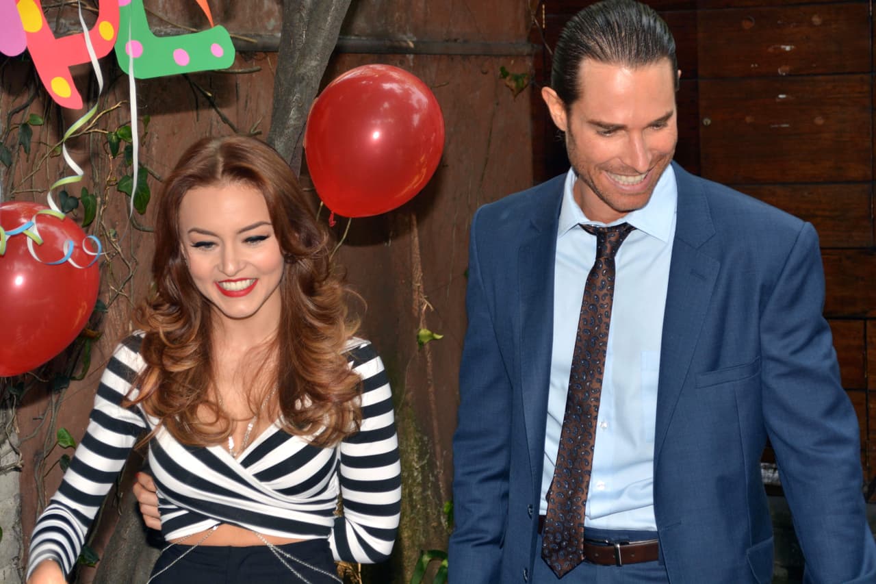 Al parecer a 
<b><a href="http://www.univision.com/temas/angelique-boyer">Angelique</a></b> le gusta que sus parejas sean unos años mayores que ella.