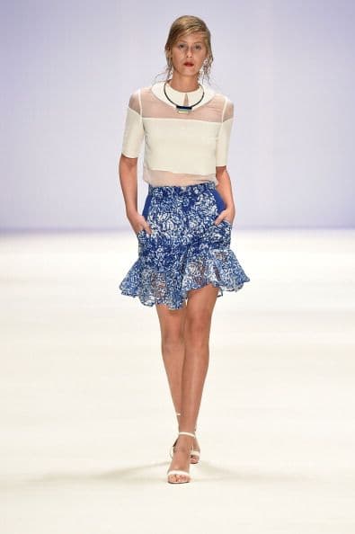 Si cuentas con buen gusto para la moda, anímate a coordinar esta tendencia con prendas estampadas y de temporada; pero si no es el caso, será mejor que utilices piezas lisas para no caer en un error 'fashionista'.