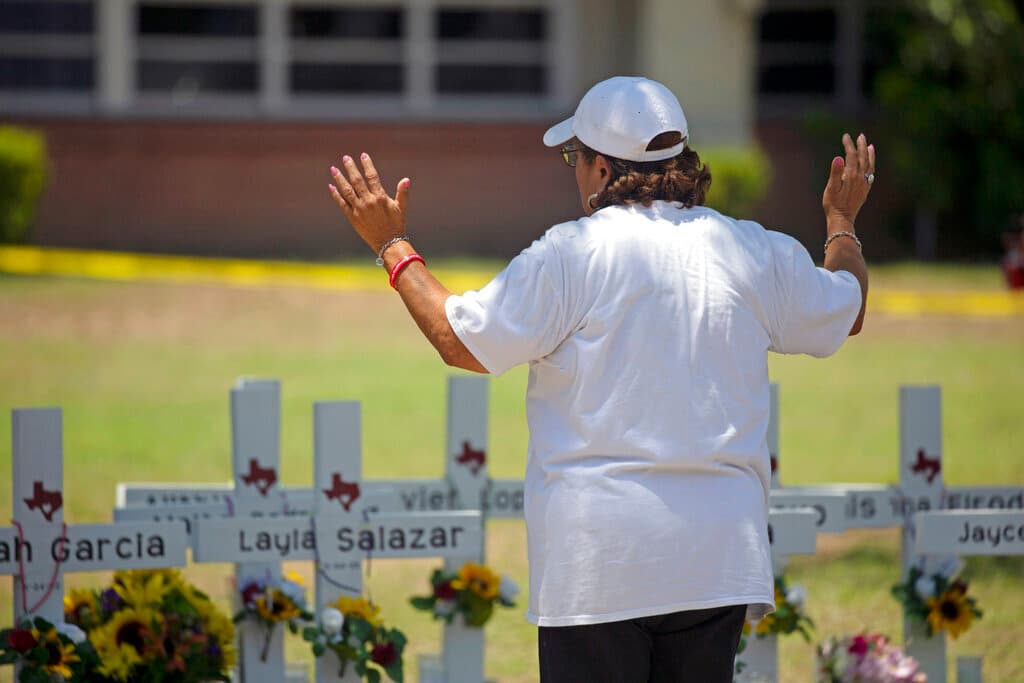 Afuera de la Escuela Primaria Robb, también colocaron cruces en honor a las 21 víctimas de la masacre.