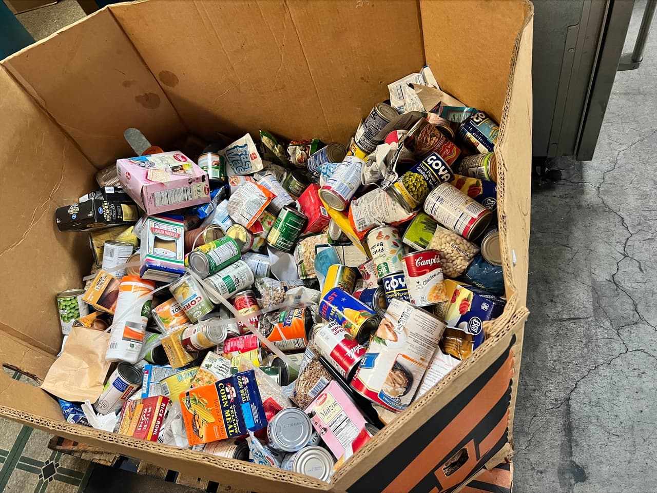 Empleados de Univision 34 Los Angeles sirviendo a la comunidad el 14 de octubre durante el Dia de Servicio "Unidos Por Los Nuestros"