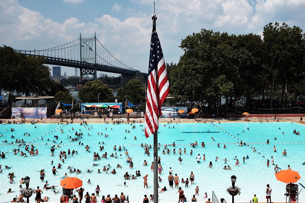 A partir del 29 de junio y hasta el próximo 10 de septiembre las albercas al aire libre de la Ciudad de Nueva York abren sus puertas. Revisa ubicaciones, horarios y restricciones 
<b><a href="http://uni.vi/2sEA104LYJ2" target="_blank">aquí</a></b>.