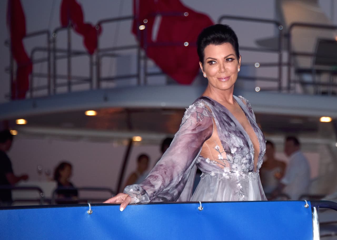 Optó por un hermoso vestido morado traslúcido para enamorar.