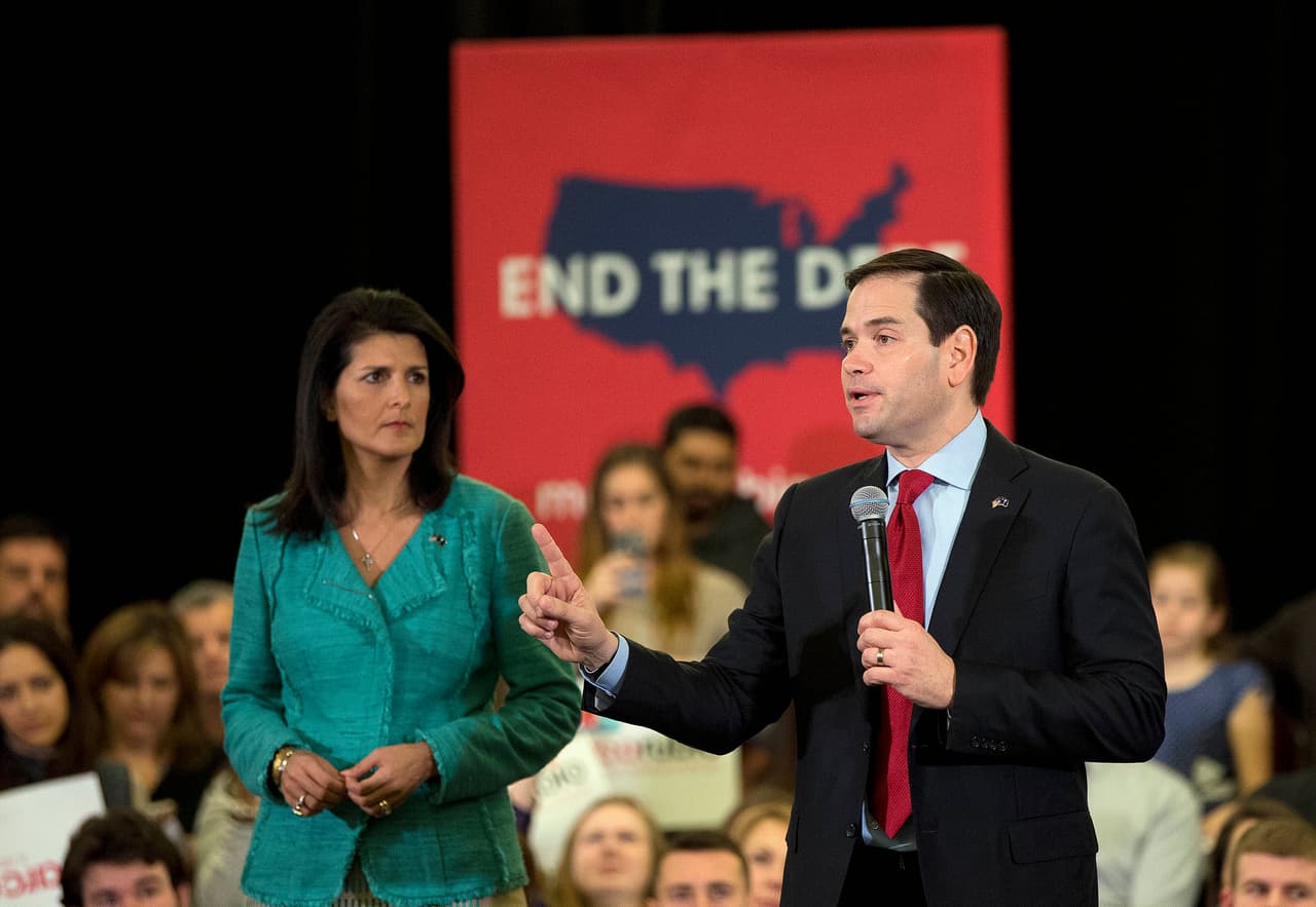 El precandidato republicano Marco Rubio, acompañado por la gobernadora de South Carolina Nikki Haley, habla en un acto electoral en Columbia, South Carolina, viernes 19 de febrero de 2016. (AP Foto/John Bazemore)