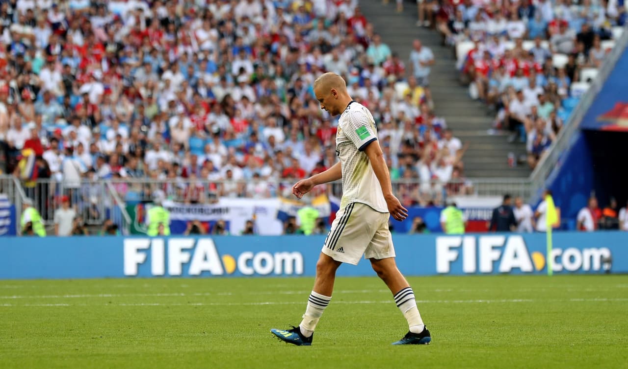 Se retiraba con la cabeza gacha. Su expulsión sacó a Cheryshev del partido para que Mario Fernandes pudiera entrar a tapar ese espacio.