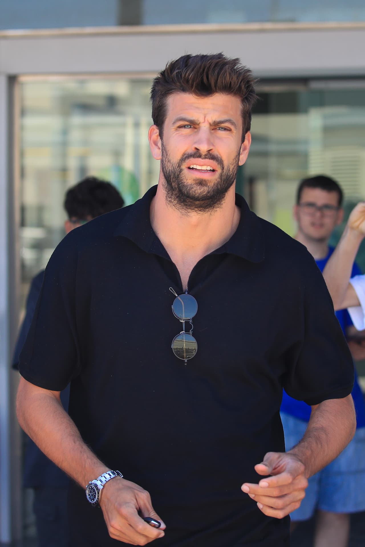Gerard Piqué llegó por separado y a la salida del aeropuerto fue captado con una polo oscura y lentes en forma circular.