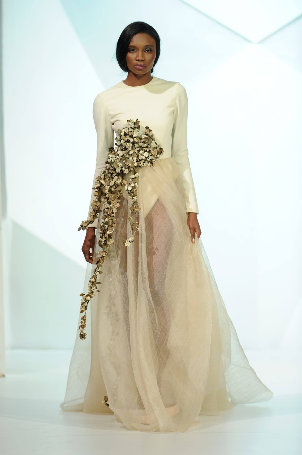 Agregarle fladas o vestidos semitransparentes al 'bodysuit' es lo de hoy porque muestra tu parte atractiva.