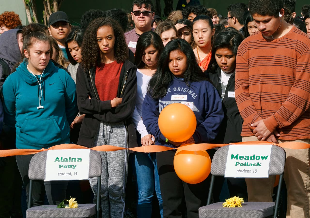 Los Ángeles, California. Los estudiantes de la secundaria Eagle Rock High School en silencio por las víctimas de la tragedia en la secundaria de la escuela Marjory Stoneman Douglas.