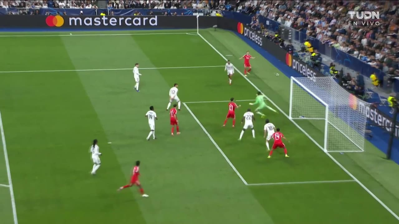 ¡Se salva el Madrid! Brutal conducción de Dedić que dispara y la defensa bloquea