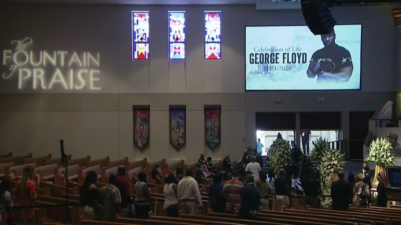 El servicio fue con el ataúd abierto para que la gente pudiera ver a Floyd por última vez.