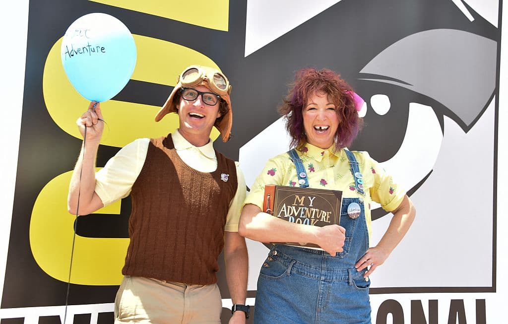 Cosplayers de la película "Up" posan a las afueras del centro de convenciones durante la Comic Con International en San Diego, California, el 24 de julio de 2025.