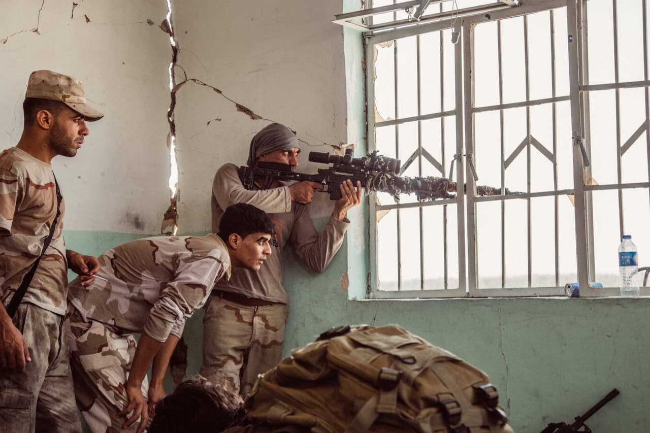 "Un francotirador apunta a un blanco de ISIS, unos segundos después disparó".