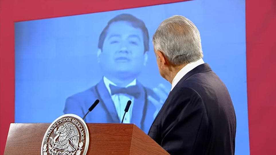 El mandatario describió a Armando Manzanero como un gran compositor y también destacó que era un "hombre sensible, un hombre de pueblo". Tras enterarse del fallecimiento del cantautor y de mandar condolencias por la "pérdida tan lamentable para el mundo artístico y para México", López Obrador dio por terminada su conferencia de prensa para despedirse con la canción 'Adoro' en la pantalla del recinto.