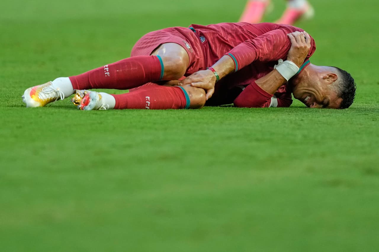 Cristiano Ronaldo reacciona ante una jugada colombiana.