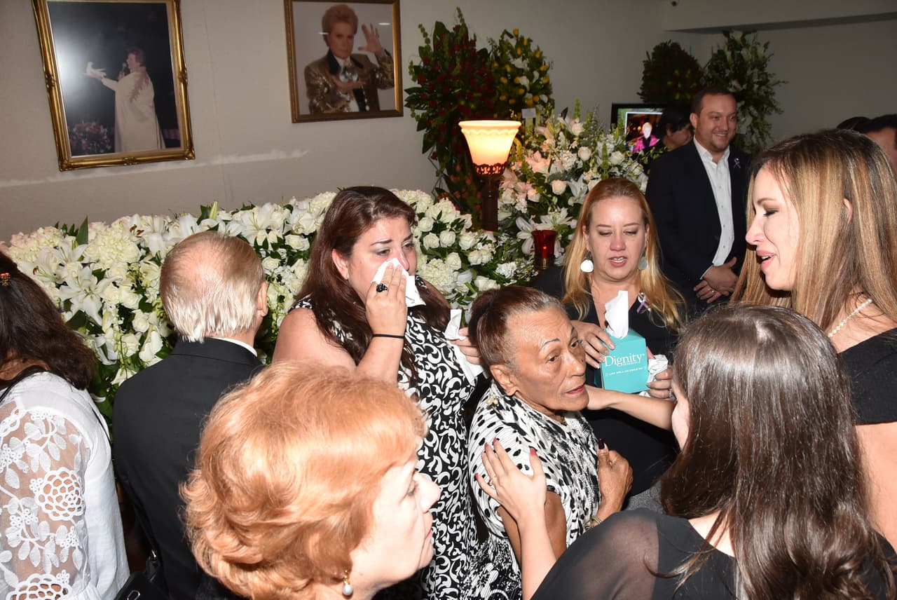 Hasta el lugar llegaron decenas de familiares del 
<b><a href="https://www.univision.com/local/nueva-york-wxtv/fallece-el-famoso-astrologo-puertorriqueno-walter-mercado-a-la-edad-de-87-anos">astrólogo, fallecido el pasado sábado, 2</a></b> de noviembre, a los 87 años.