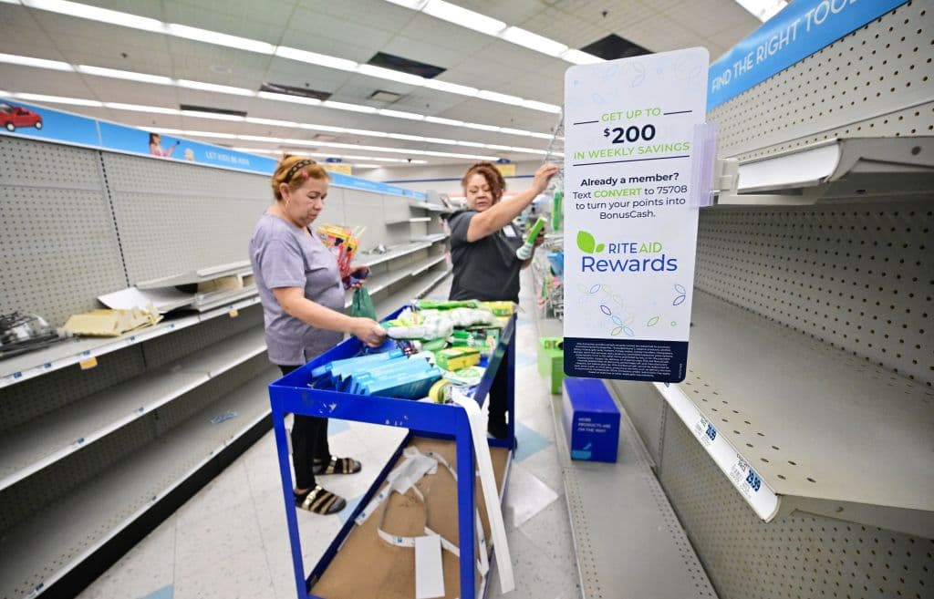 De la poca mercancía que aún queda, todavía hay clientes que encuentran artículos rebajados en este Rite Aid de Alhambra, que oficialmente cerrará el próximo lunes. Los clientes que llevaban sus recetas médicas a farmacias como la de este establecimiento, fueron orientados previamente sobre la más cercana que les ofrecerá servicio.